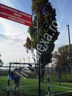 Prostia românească: Teren de fotbal făcut cu un copac pe post de jucător fix